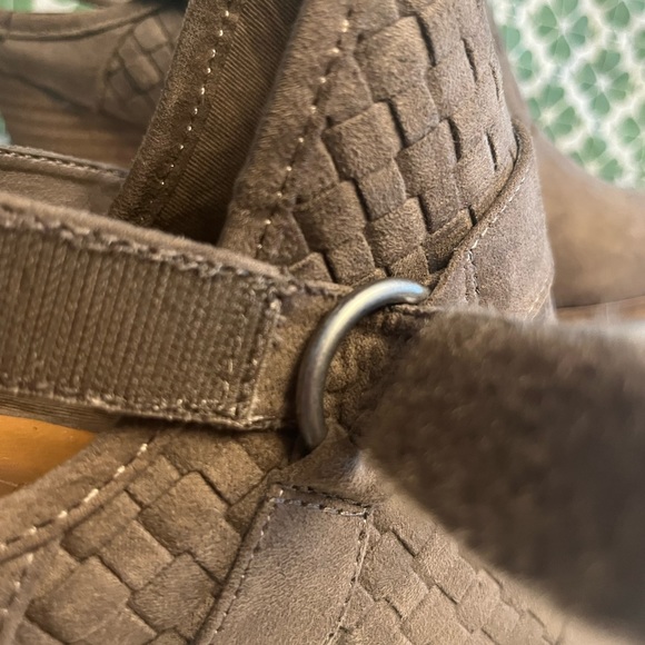 New Woman’s Slip On Boots - Picture 3 of 8